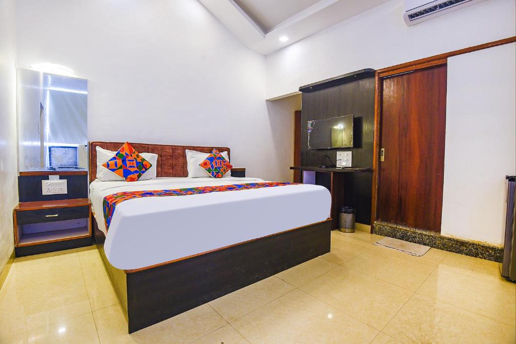 1 dormitorio con 1 cama y TV. en FabHotel Prime WS Beach Resort, en Goa