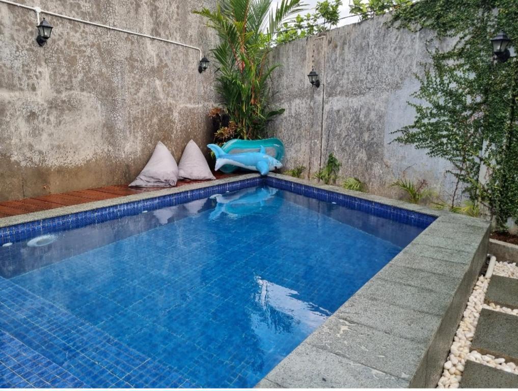 - une piscine dans un jardin avec une piscine bleue dans l'établissement Cathy's place, à Kampungdurian