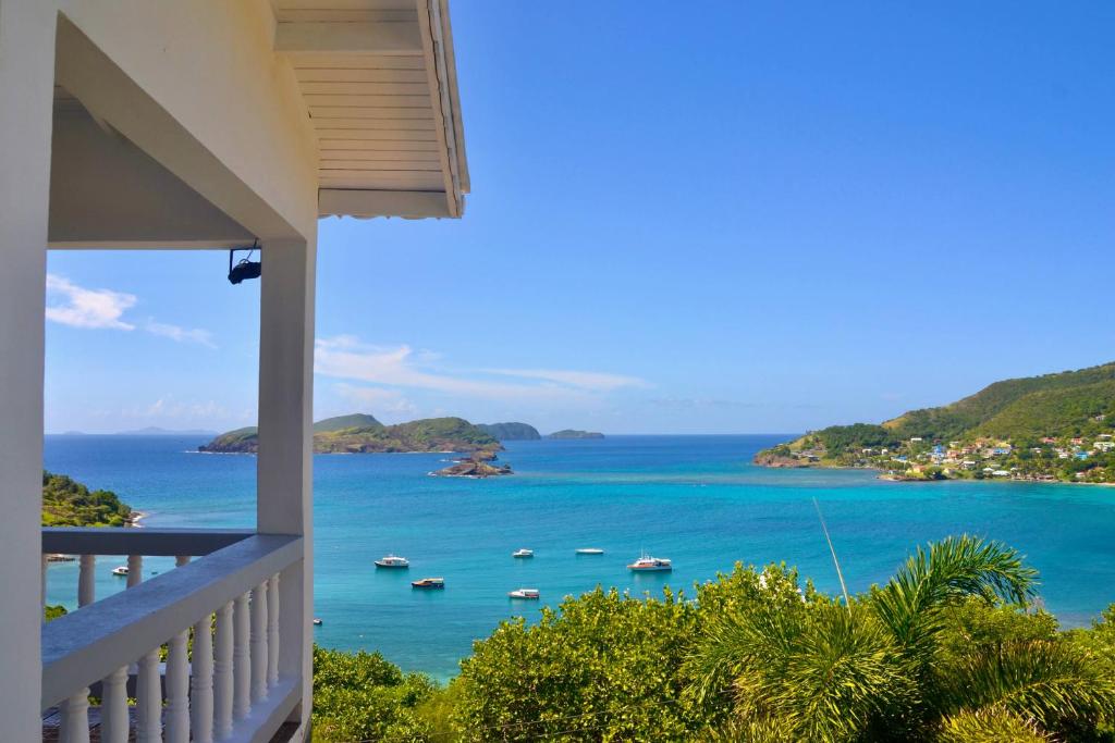 uma varanda de uma casa com vista para o oceano em Stunning Villa overlooking Friendship Bay Beach em Union