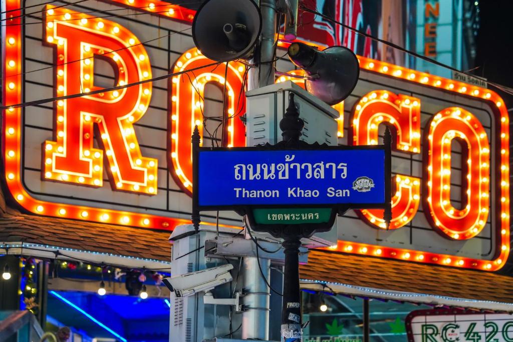 Tinidee Trendy Bangkok Khaosanに飾ってある許可証、賞状、看板またはその他の書類
