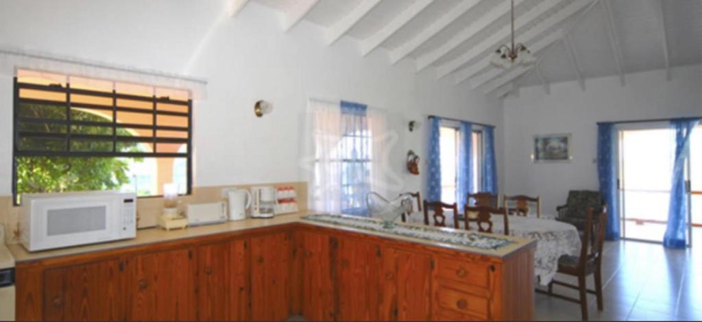 Kuchyň nebo kuchyňský kout v ubytování Immaculate 3 Bed Villa Overlooking Admiralty Bay