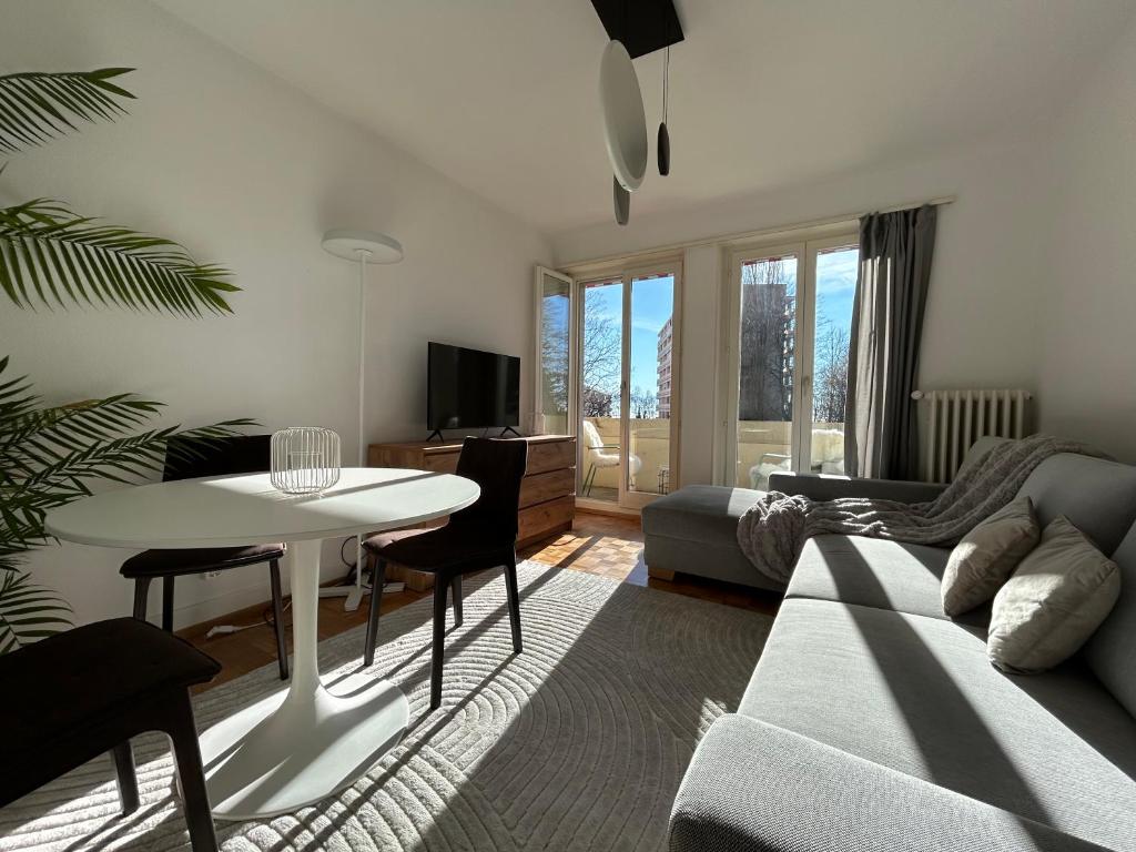 Prilly的住宿－Cityscape Prilly près de Lausanne，客厅配有沙发和桌子