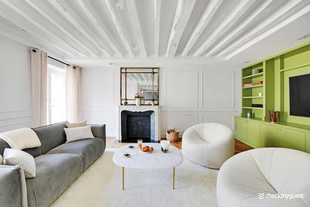 un salon avec un canapé et une table dans l'établissement Wonderful apartment 3bedr Saint Honoré, à Paris