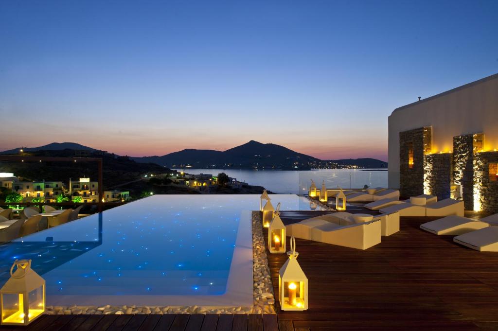 um hotel com piscina à noite com luzes em Hotel Senia - Onar Hotels Collection em Naousa