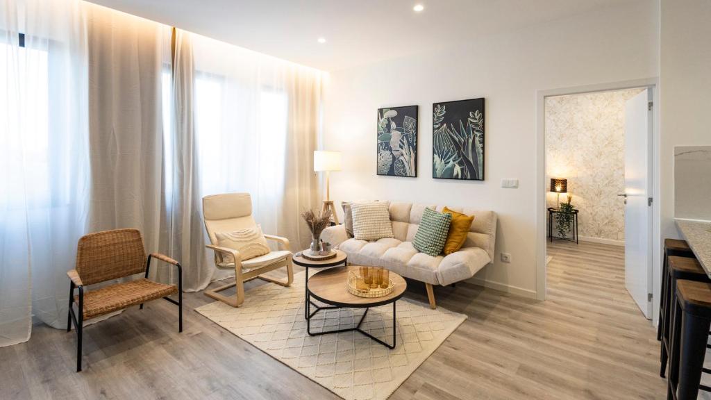 uma sala de estar com um sofá e uma mesa em Skyline Lofts by LovelyStay em Matosinhos