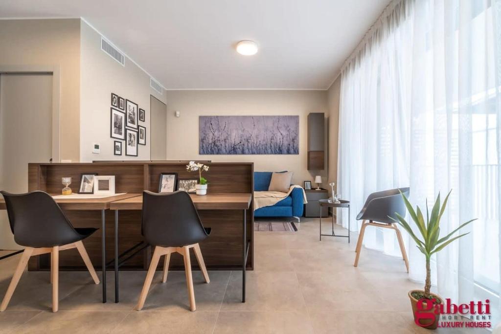 sala de estar con mesa y sillas en Stilicone 15 - Luxury apt 3D, en Milán