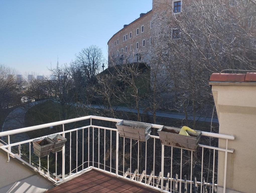 een balkon met drie manden aan de zijkant van een gebouw bij apartment close to the castle in Bratislava