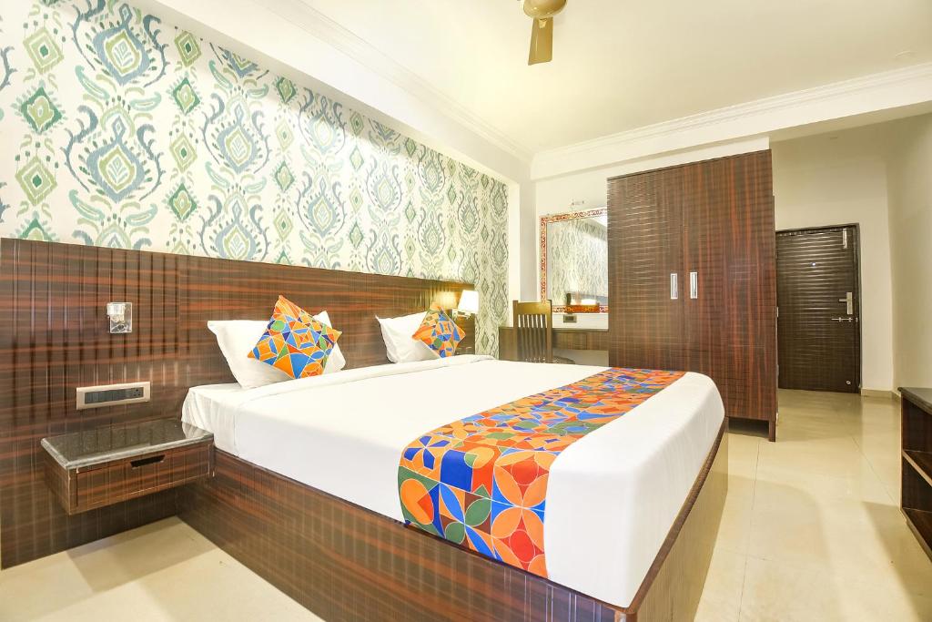 um quarto com uma cama grande num quarto em FabHotel Don Hill Beach Resort em Goa