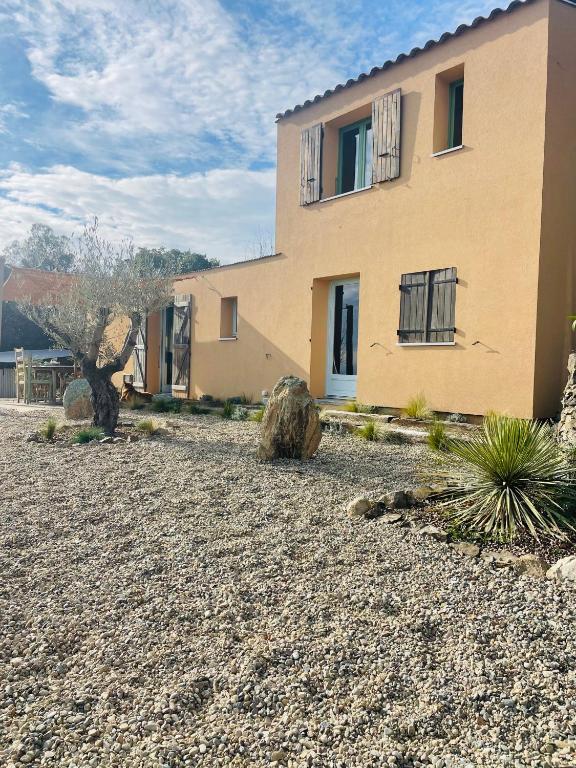 une maison avec un cimetière devant elle dans l'établissement Maison Murato, à San-Giuliano