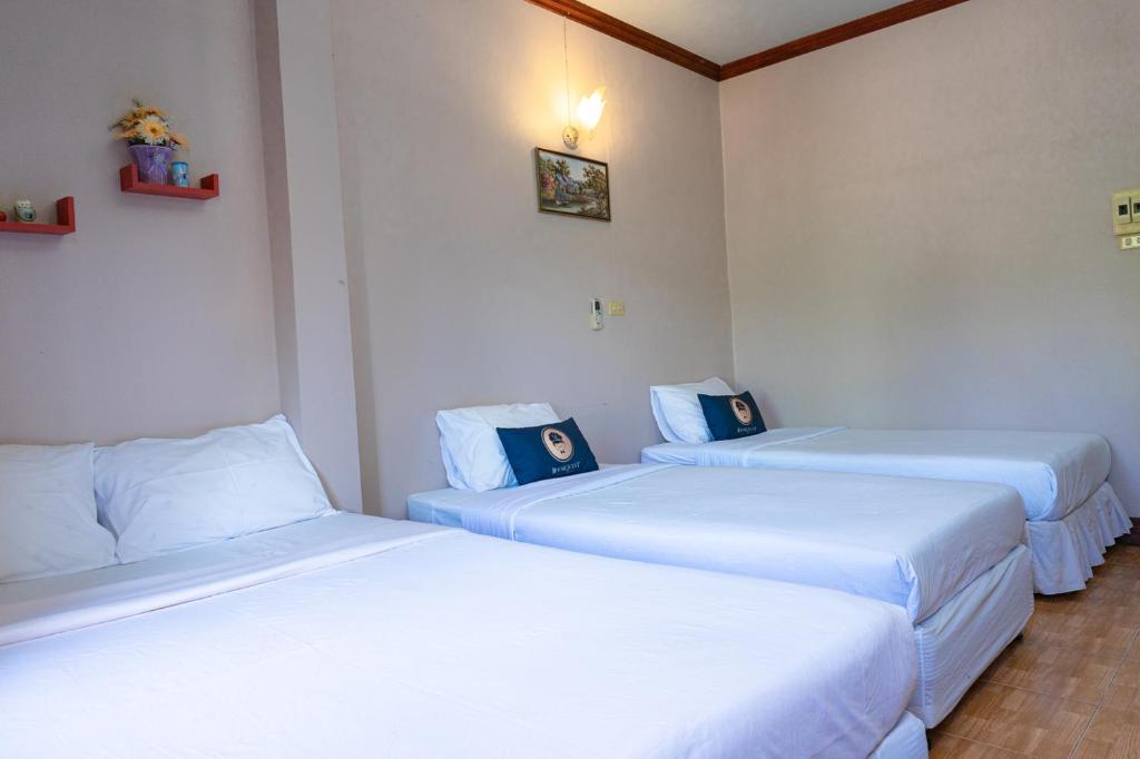 Postel nebo postele na pokoji v ubytování RoomQuest Golden Triangle Premium Collection