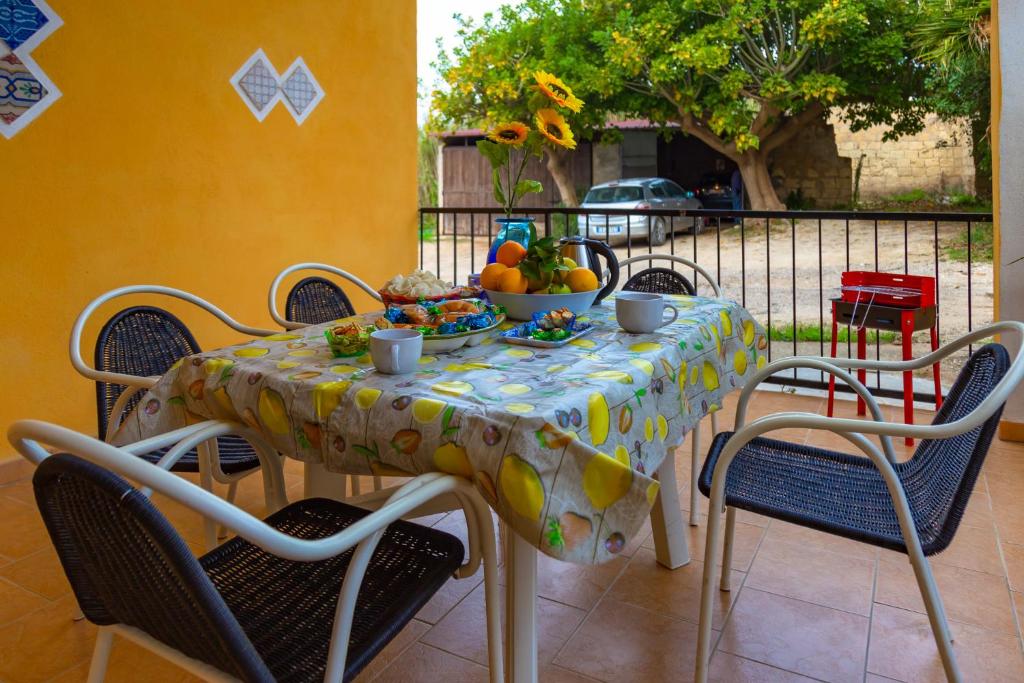 una mesa con un bol de fruta en ella en Case Vacanze Castellana Iris en Sciacca