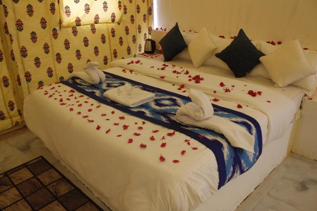 Voodi või voodid majutusasutuse Raghav Resort toas