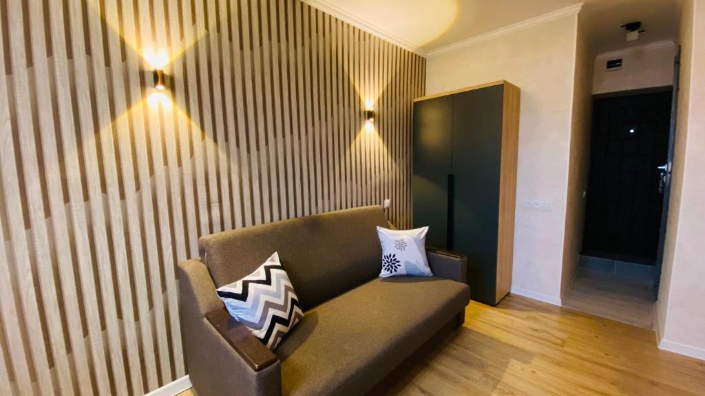 salon z kanapą z poduszkami w obiekcie Studio for rent w Kiszyniowie