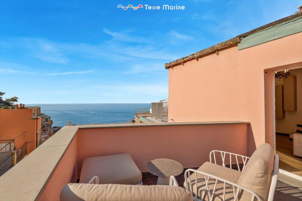 balcón con vistas al océano en Incanto, TerreMarine, en Riomaggiore