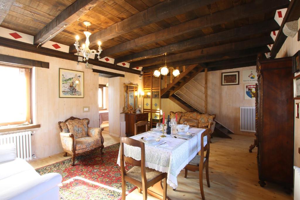 ein Esszimmer mit einem Tisch und einigen Stühlen in der Unterkunft Golden spur cottage in Pulfero