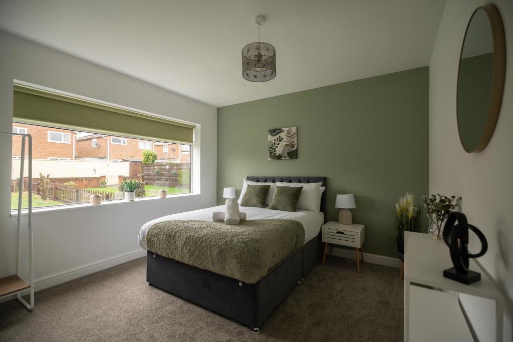 een slaapkamer met een groot bed en een raam bij Wallington House By Horizon Stays in Stockton-on-Tees