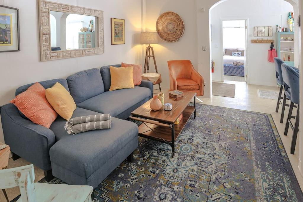 un soggiorno con divano blu e tavolo di Annes Revenge The Bonney Overlook a Christiansted