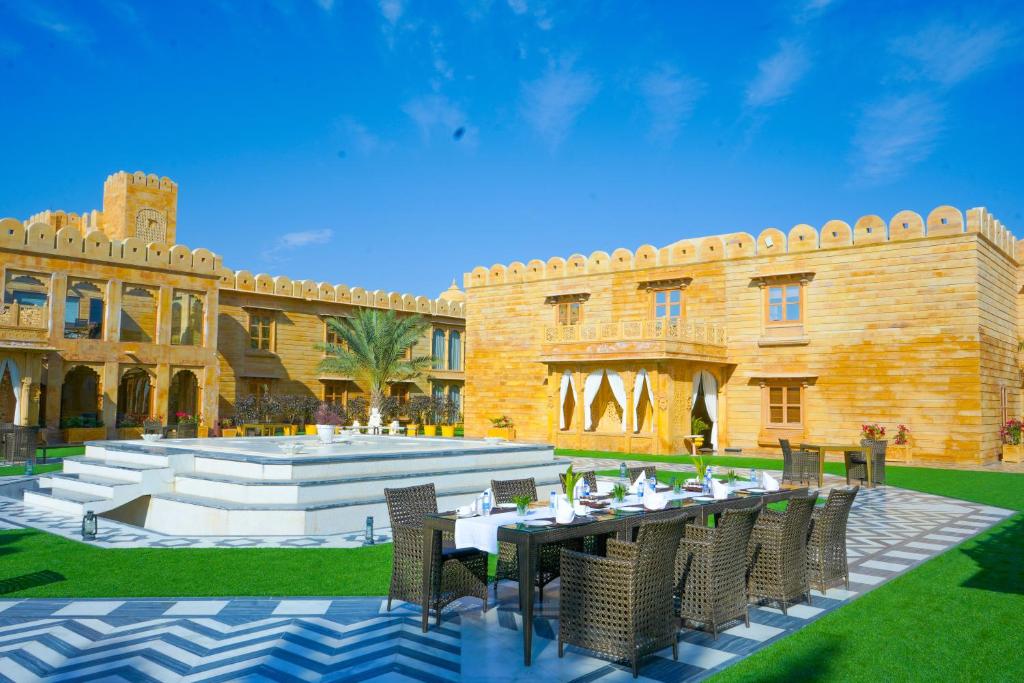 Bazén v ubytování Fort Rajwada,Jaisalmer nebo v jeho okolí