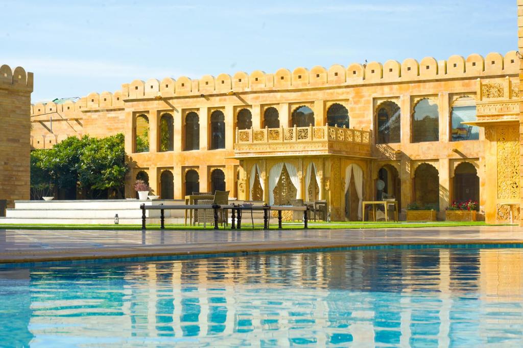 Bazén v ubytování Fort Rajwada,Jaisalmer nebo v jeho okolí