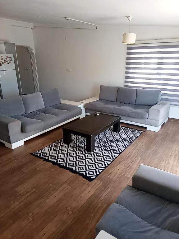 - un salon avec des canapés et une table basse dans l'établissement Terrasuit, à Antalya