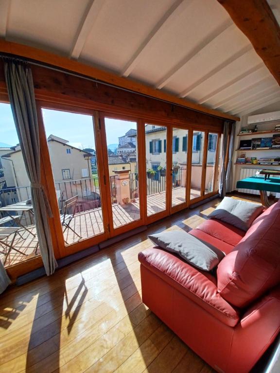 Posedenie v ubytovaní TERRAZZA COCCODE' spazioso con vista mozzafiato!