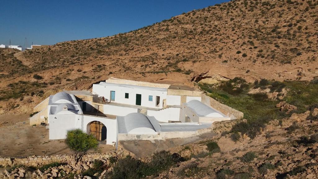 une maison sur une colline au milieu d'une montagne dans l'établissement Maison D'hote Dar Jeddi, à Kreddache