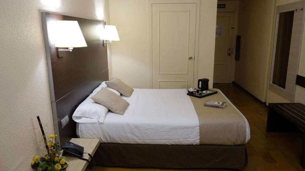Postel nebo postele na pokoji v ubytování Hotel Baztan