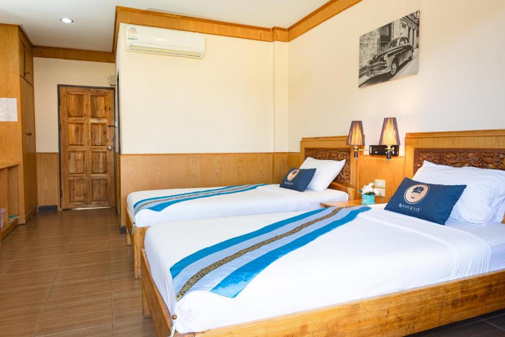 Postel nebo postele na pokoji v ubytování RoomQuest Golden Triangle Premium Collection