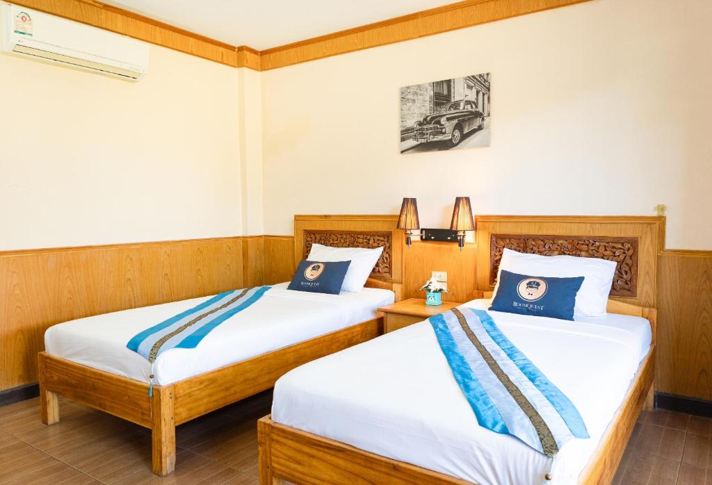 Postel nebo postele na pokoji v ubytování RoomQuest Golden Triangle Premium Collection
