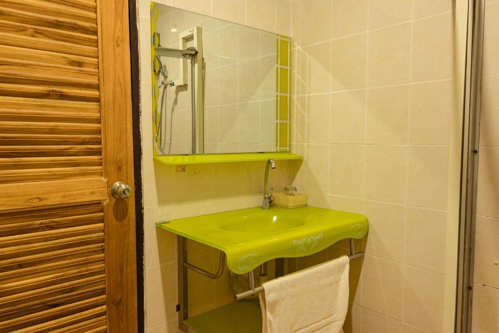 Koupelna v ubytování RoomQuest Golden Triangle Premium Collection