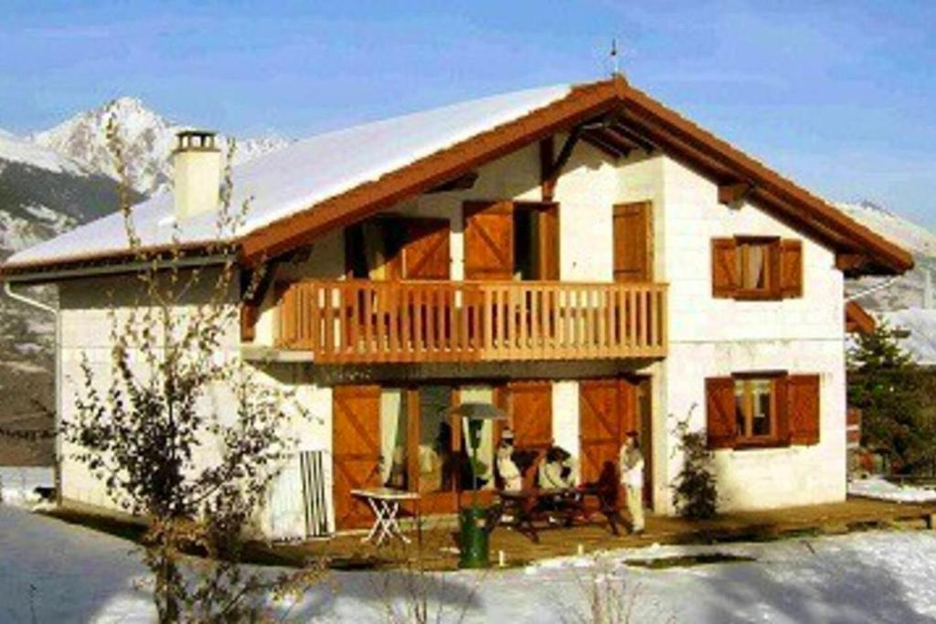 Casa pequeña con porche y balcón en Chalet de 5 chambres avec wifi a Aime a 1 km des pistes en Aime La Plagne