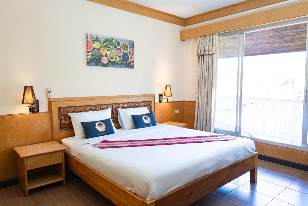 Postel nebo postele na pokoji v ubytování RoomQuest Golden Triangle Premium Collection