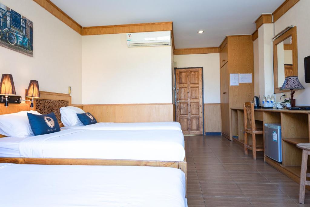 Postel nebo postele na pokoji v ubytování RoomQuest Golden Triangle Premium Collection