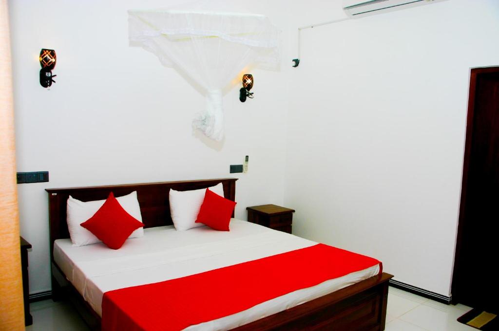 Postel nebo postele na pokoji v ubytování Sigiri Heaven Villa