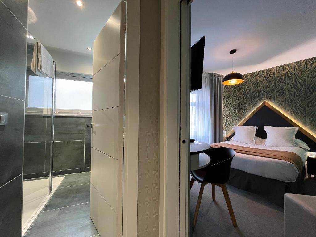 Postel nebo postele na pokoji v ubytování LOGIS Hôtel Borel