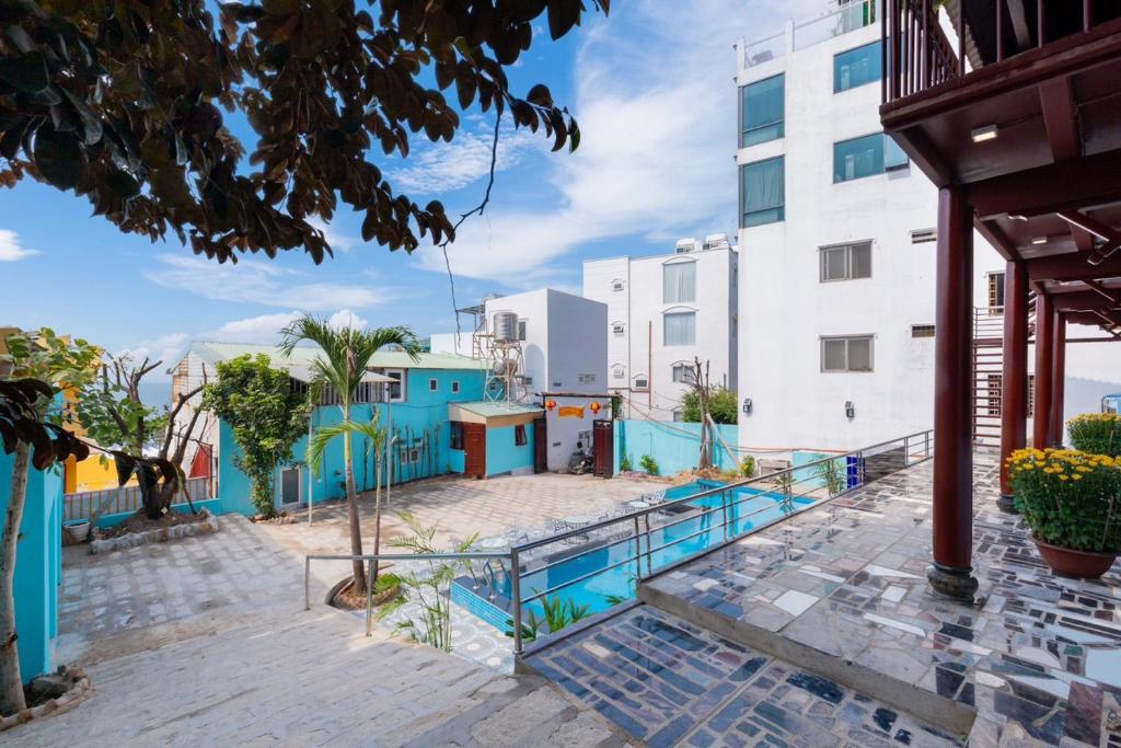 - un bâtiment avec une piscine à côté d'un bâtiment dans l'établissement Villa mặt biển - no 66 Hạ Long street, à Vung Tau