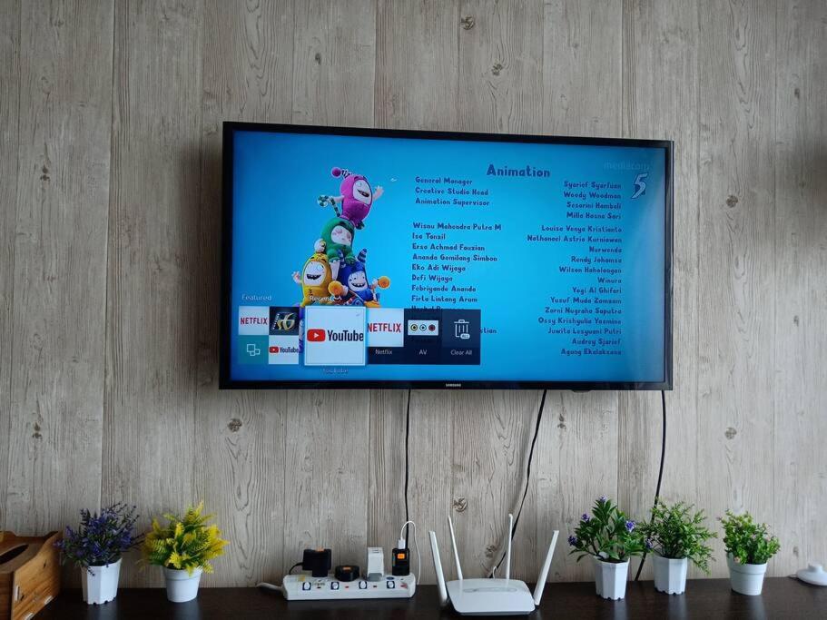 TV a/nebo společenská místnost v ubytování #1 Walk to Legoland * D'Pristine * 2BR Lake View