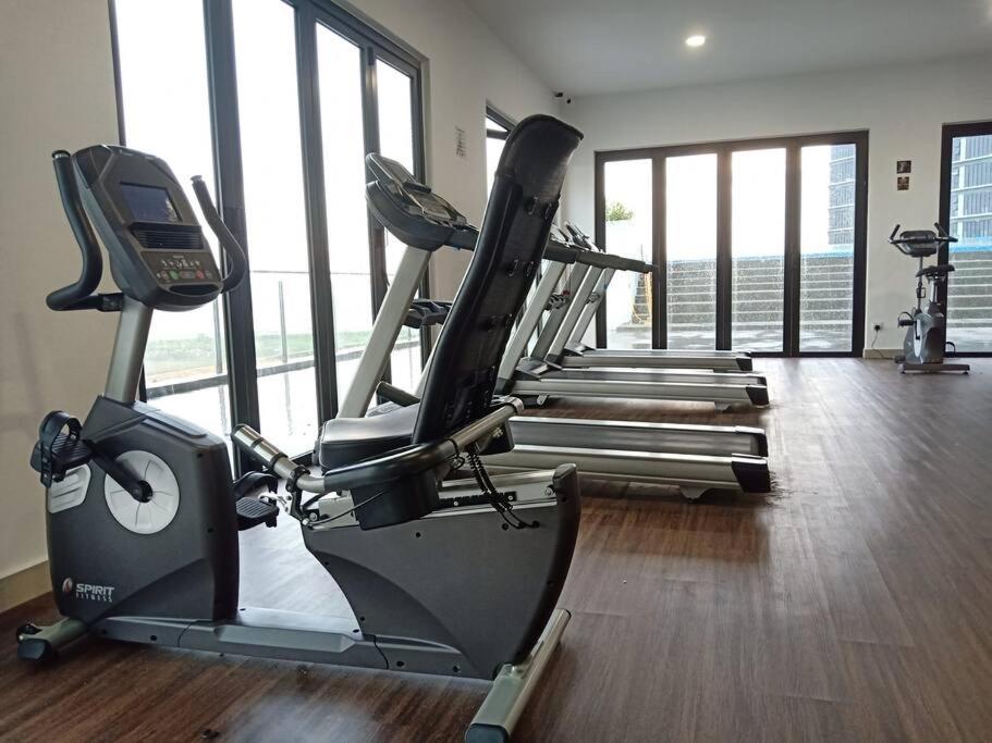Fitness centrum a/nebo fitness zařízení v ubytování #1 Walk to Legoland * D'Pristine * 2BR Lake View