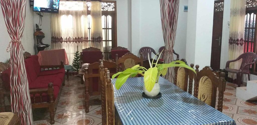 uma sala de jantar com uma mesa com uma planta em Villa Ocean Breeze em Ambalangoda