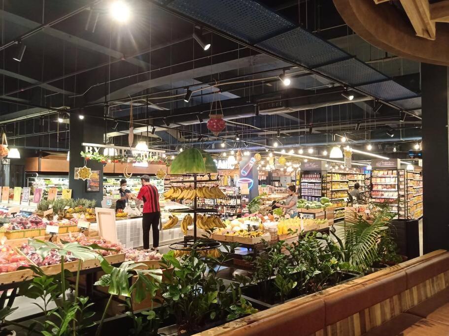 Supermarket nebo jiné obchody v  apartmánu nebo okolí