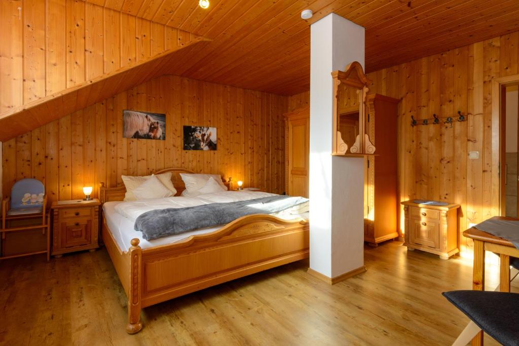 Postel nebo postele na pokoji v ubytování Almerhof - Waldferienhof Almer