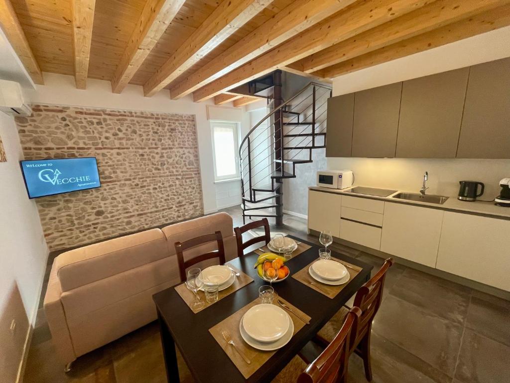 a kitchen and dining room with a table and chairs at CaVecchie Desenzano in Desenzano del Garda