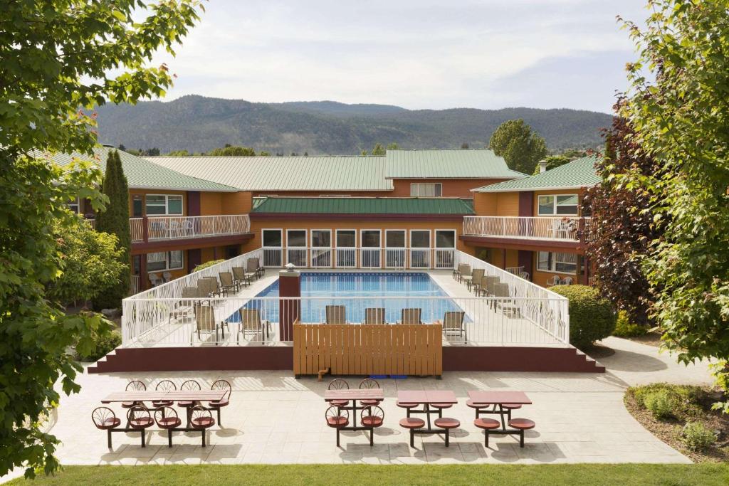 Bazén v ubytování Days Inn by Wyndham Penticton Conference Centre nebo v jeho okolí