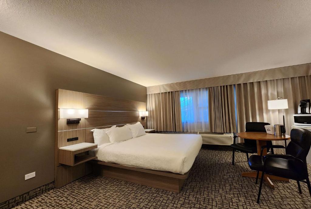 Postel nebo postele na pokoji v ubytování Days Inn by Wyndham Penticton Conference Centre