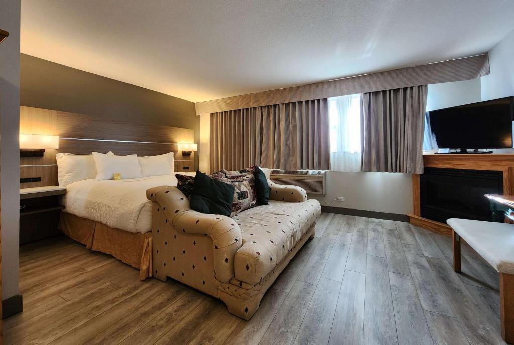 Postel nebo postele na pokoji v ubytování Days Inn by Wyndham Penticton Conference Centre