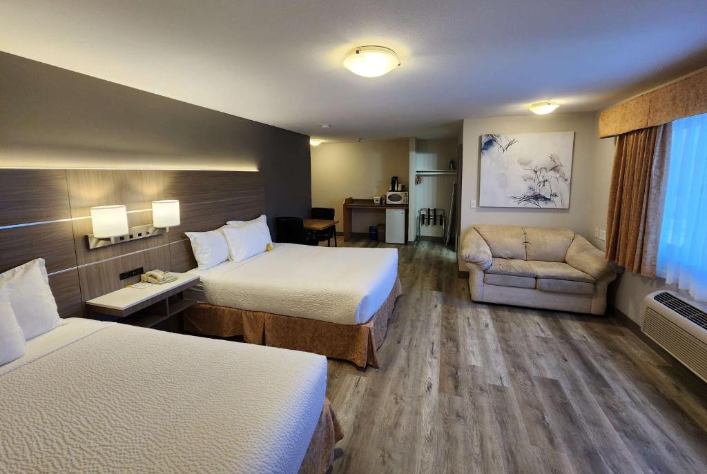 Postel nebo postele na pokoji v ubytování Days Inn by Wyndham Penticton Conference Centre
