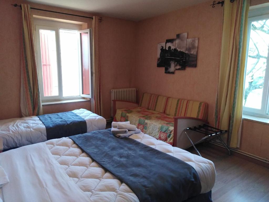 Postel nebo postele na pokoji v ubytování Logis Hotel Des Voyageurs Restaurant La Bonne Tabl'Hay