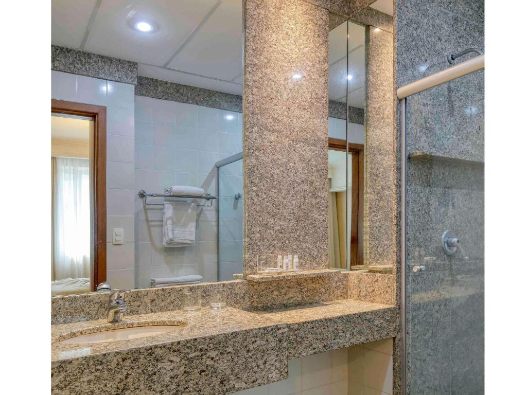 La salle de bains est pourvue d'un lavabo et d'un miroir. dans l'établissement Mercure Belo Horizonte Savassi, à Belo Horizonte