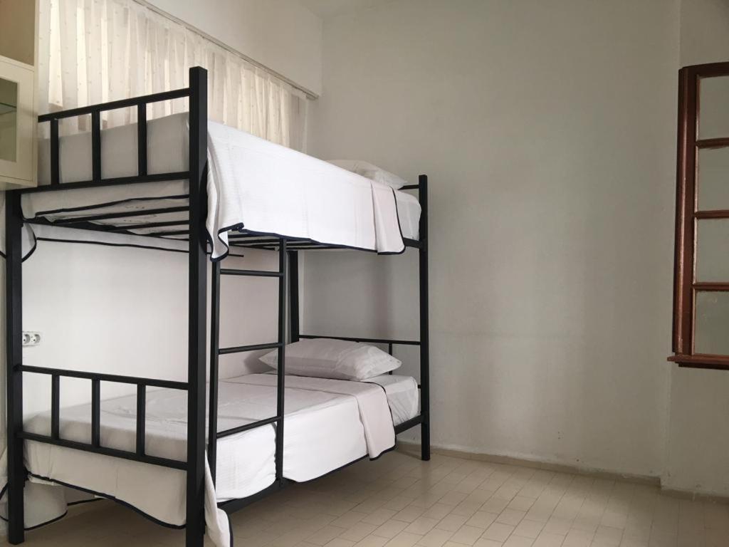 um quarto com 2 beliches num quarto em 0004 - Orange Women Hostel - Sea view Hostel em Marmaris