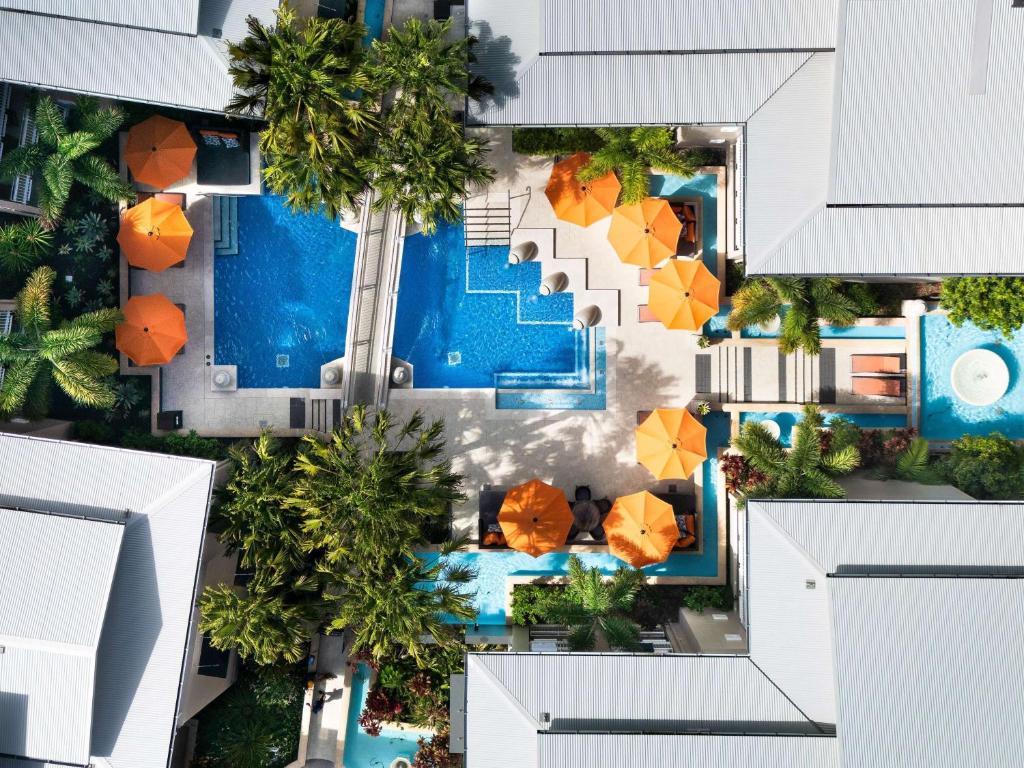 una vista aérea de una piscina con sombrillas en The Sebel Noosa, en Noosa Heads